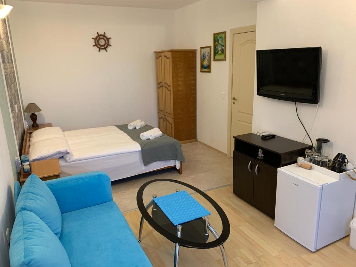 Sunray Guest House, Private Rooms & Apartment With Lovely Sea View Varna Esterno foto