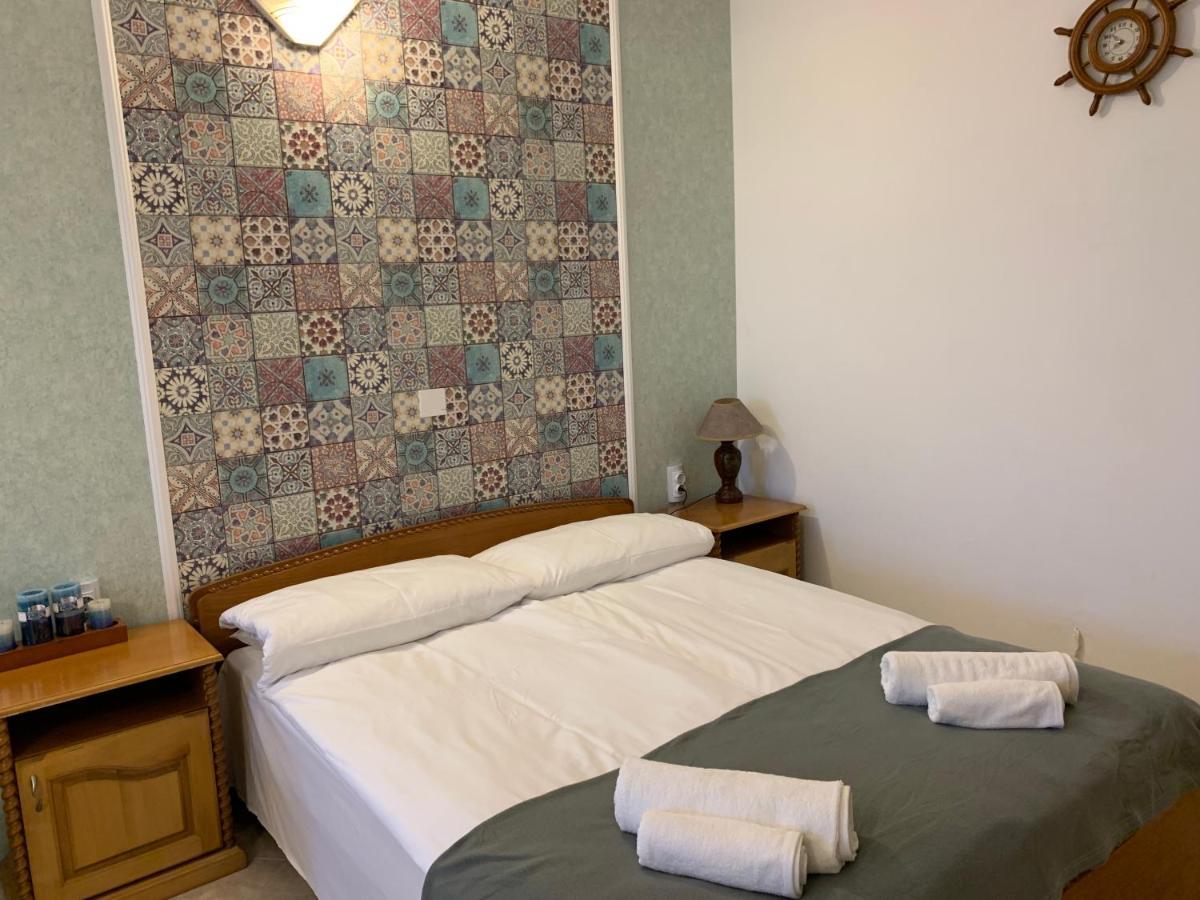 Sunray Guest House, Private Rooms & Apartment With Lovely Sea View Varna Esterno foto
