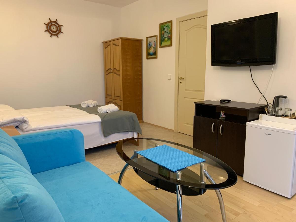 Sunray Guest House, Private Rooms & Apartment With Lovely Sea View Varna Esterno foto
