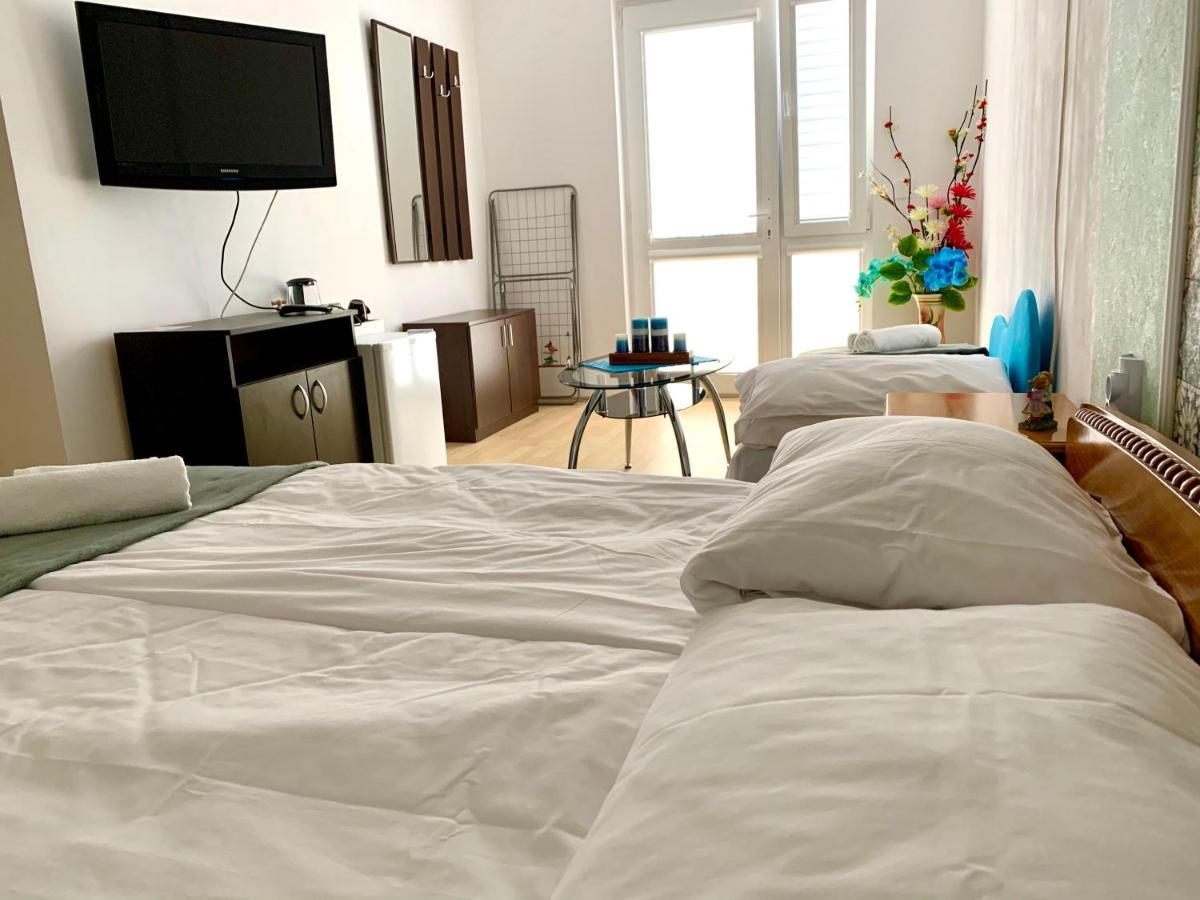 Sunray Guest House, Private Rooms & Apartment With Lovely Sea View Varna Esterno foto