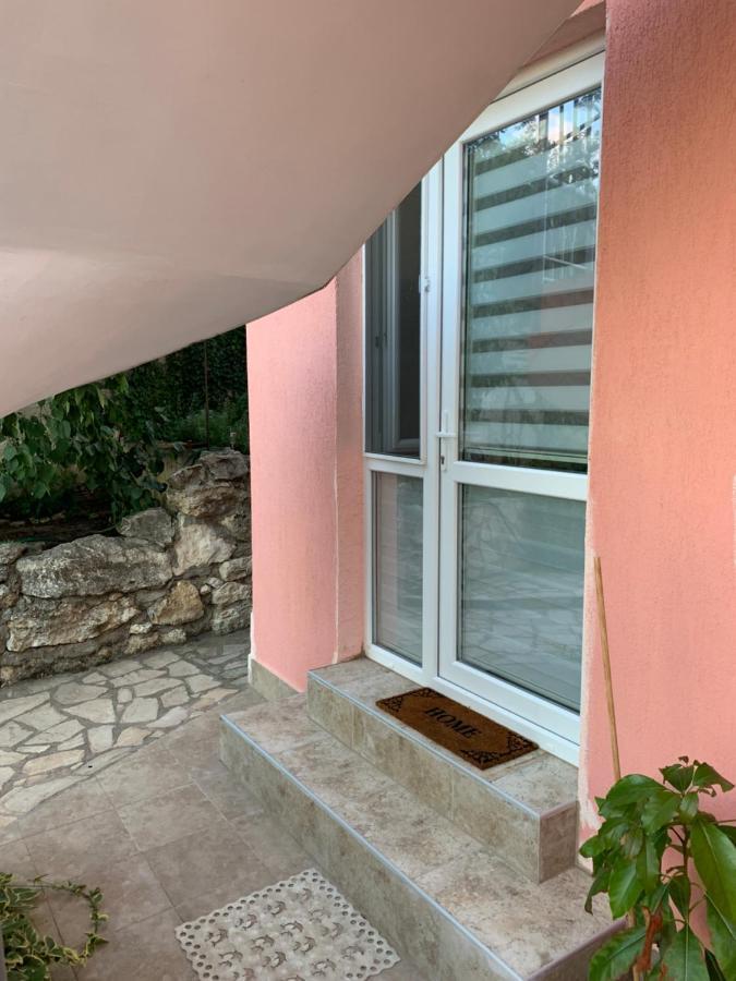 Sunray Guest House, Private Rooms & Apartment With Lovely Sea View Varna Esterno foto