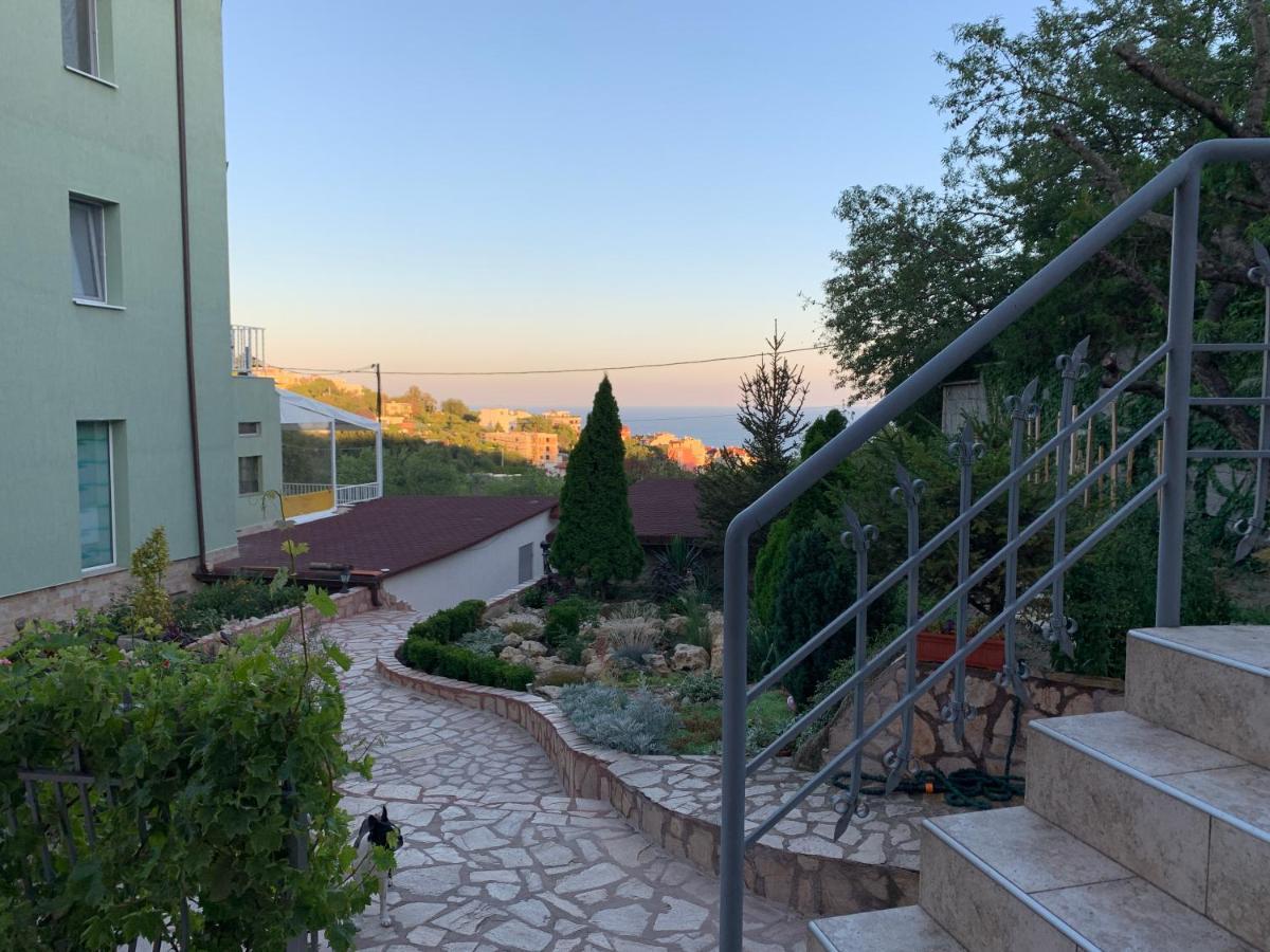 Sunray Guest House, Private Rooms & Apartment With Lovely Sea View Varna Esterno foto