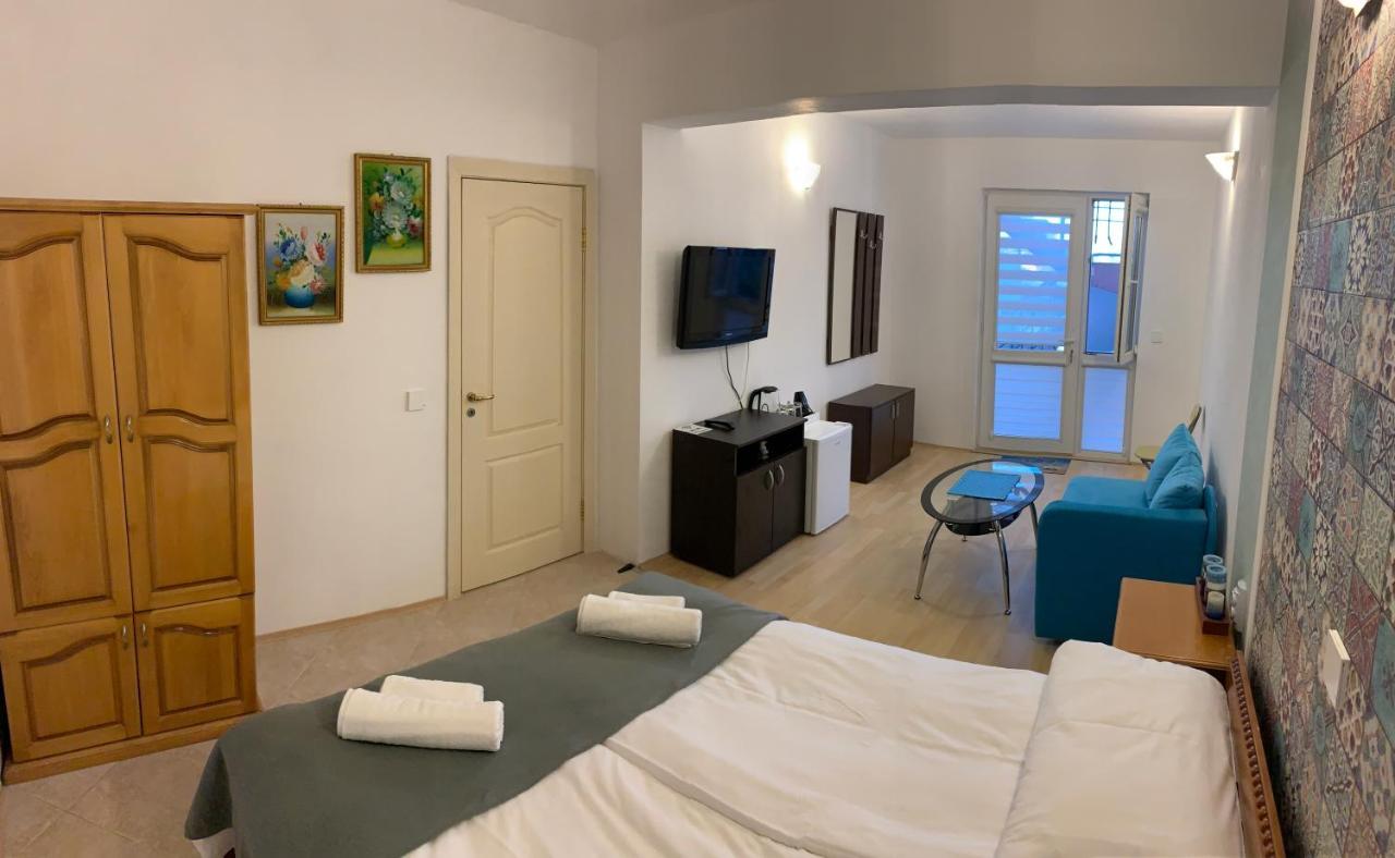 Sunray Guest House, Private Rooms & Apartment With Lovely Sea View Varna Esterno foto