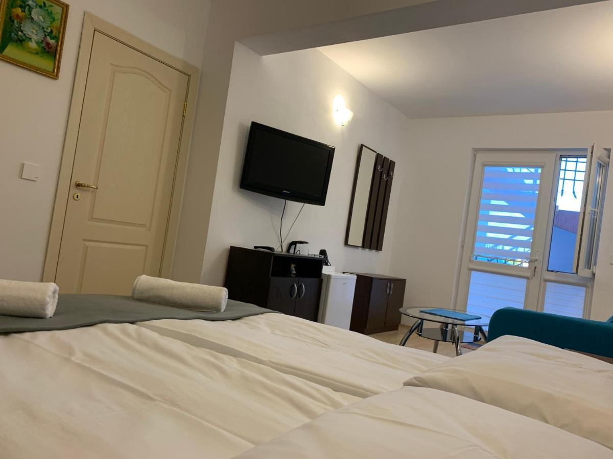 Sunray Guest House, Private Rooms & Apartment With Lovely Sea View Varna Esterno foto