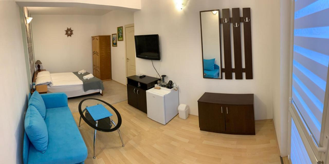 Sunray Guest House, Private Rooms & Apartment With Lovely Sea View Varna Esterno foto