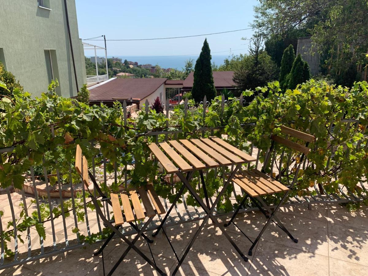 Sunray Guest House, Private Rooms & Apartment With Lovely Sea View Varna Esterno foto