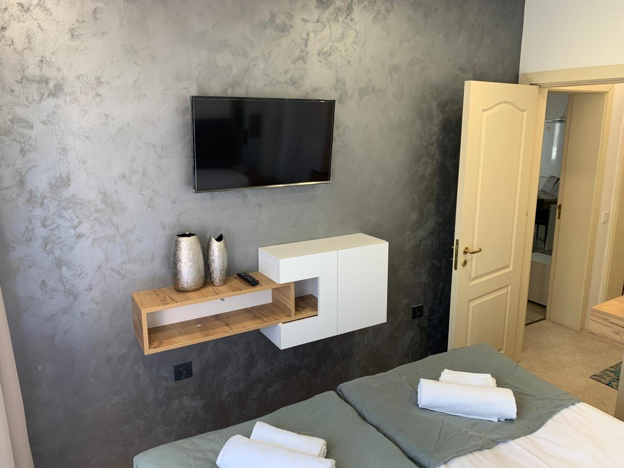 Sunray Guest House, Private Rooms & Apartment With Lovely Sea View Varna Esterno foto