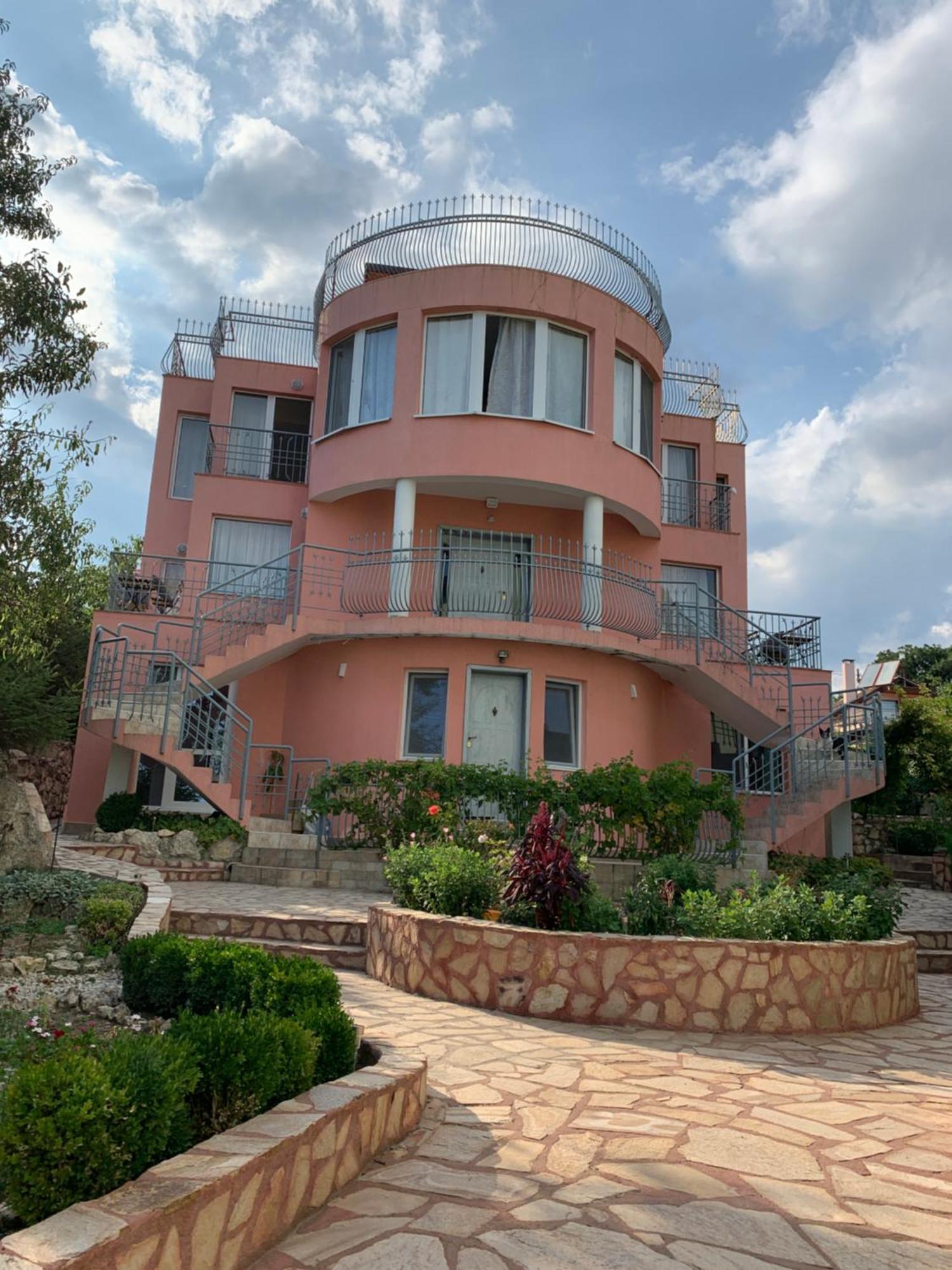 Sunray Guest House, Private Rooms & Apartment With Lovely Sea View Varna Esterno foto