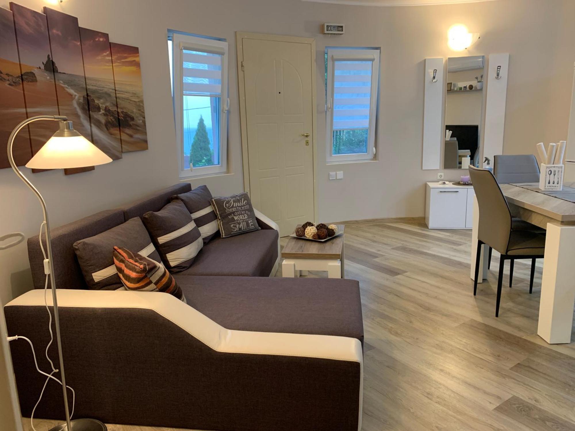 Sunray Guest House, Private Rooms & Apartment With Lovely Sea View Varna Esterno foto