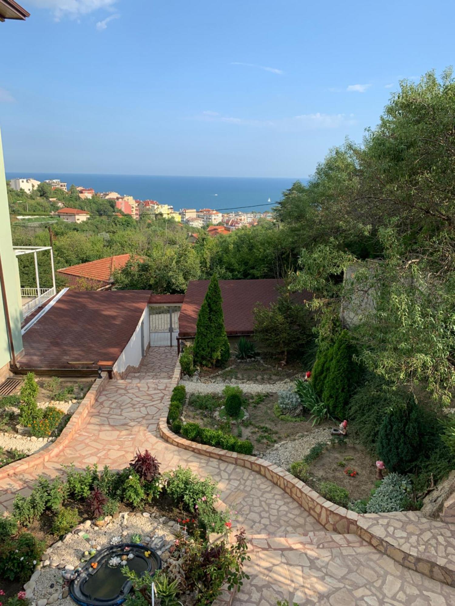 Sunray Guest House, Private Rooms & Apartment With Lovely Sea View Varna Esterno foto