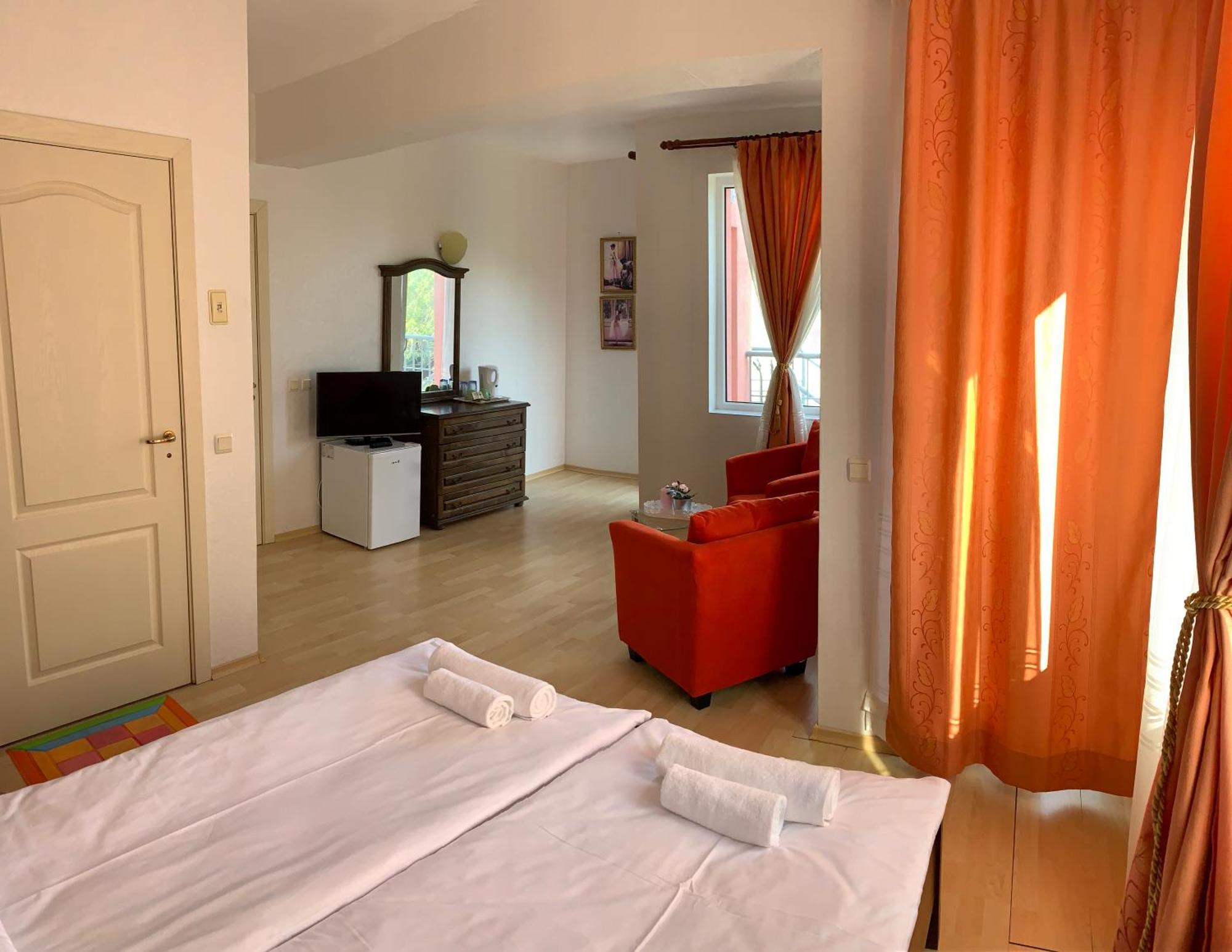 Sunray Guest House, Private Rooms & Apartment With Lovely Sea View Varna Esterno foto