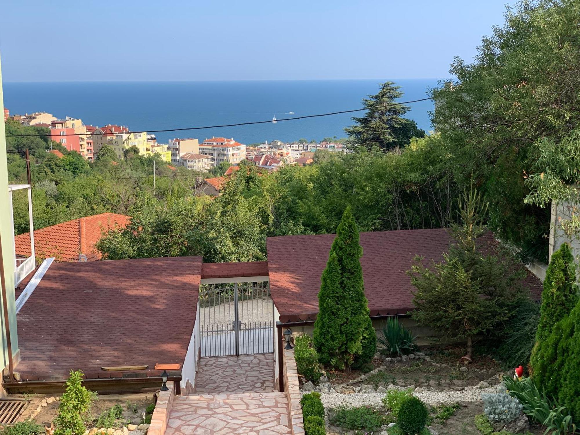 Sunray Guest House, Private Rooms & Apartment With Lovely Sea View Varna Esterno foto
