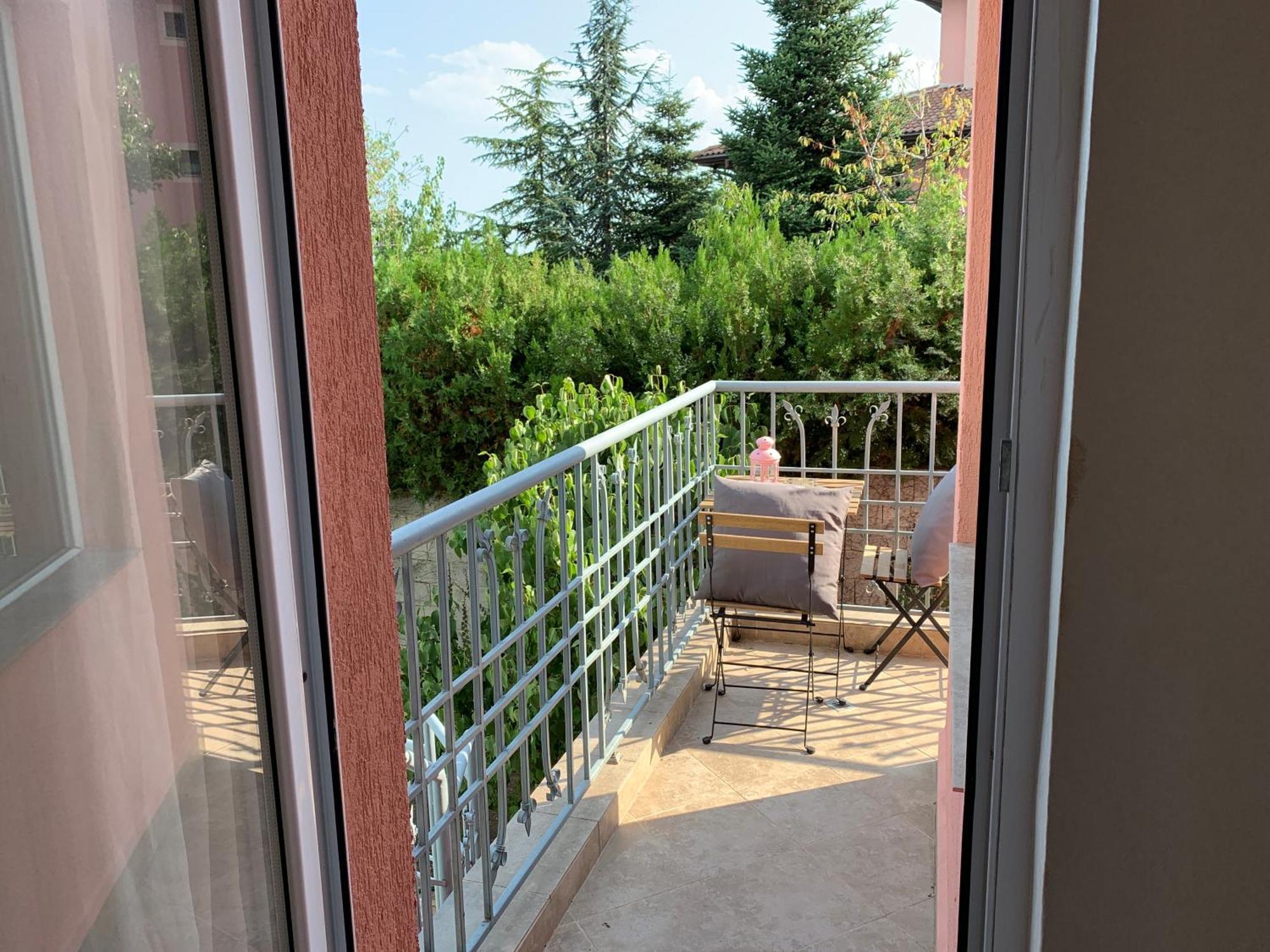 Sunray Guest House, Private Rooms & Apartment With Lovely Sea View Varna Esterno foto