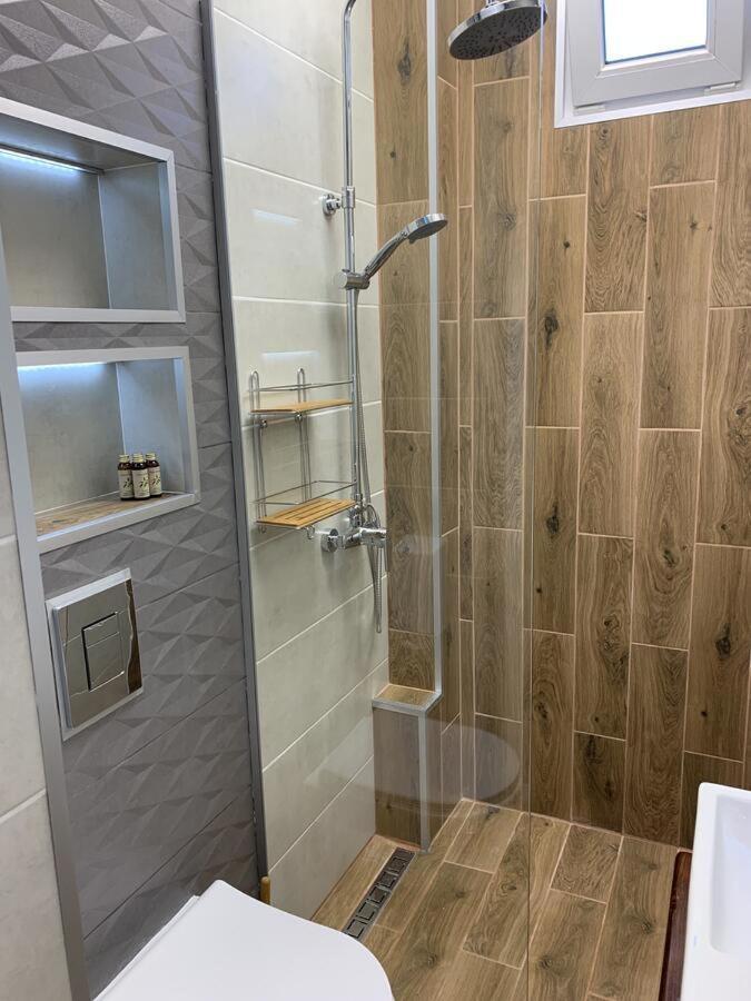 Sunray Guest House, Private Rooms & Apartment With Lovely Sea View Varna Esterno foto