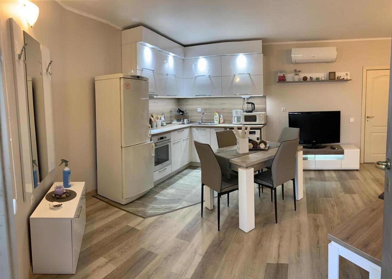 Sunray Guest House, Private Rooms & Apartment With Lovely Sea View Varna Esterno foto