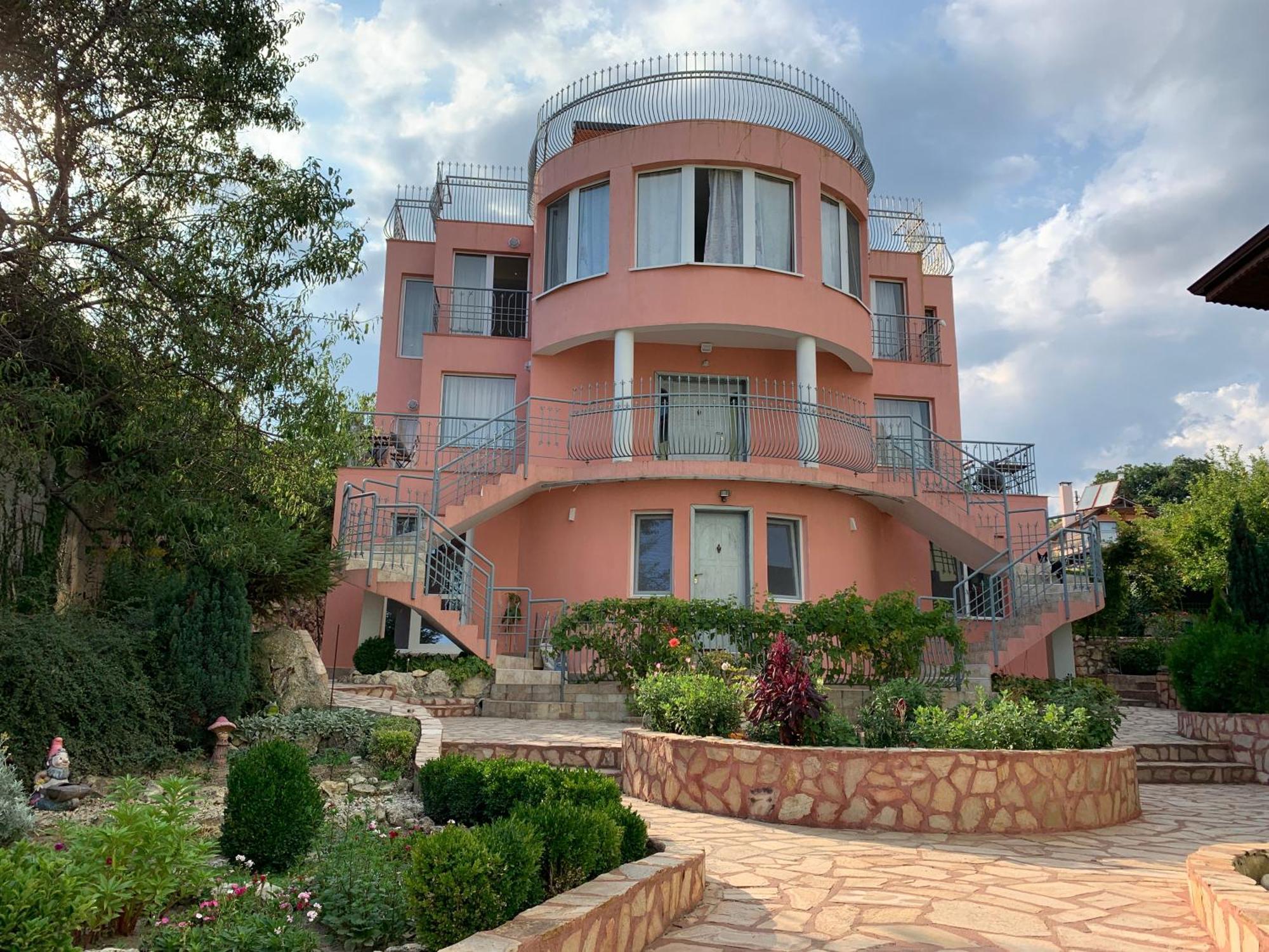 Sunray Guest House, Private Rooms & Apartment With Lovely Sea View Varna Esterno foto
