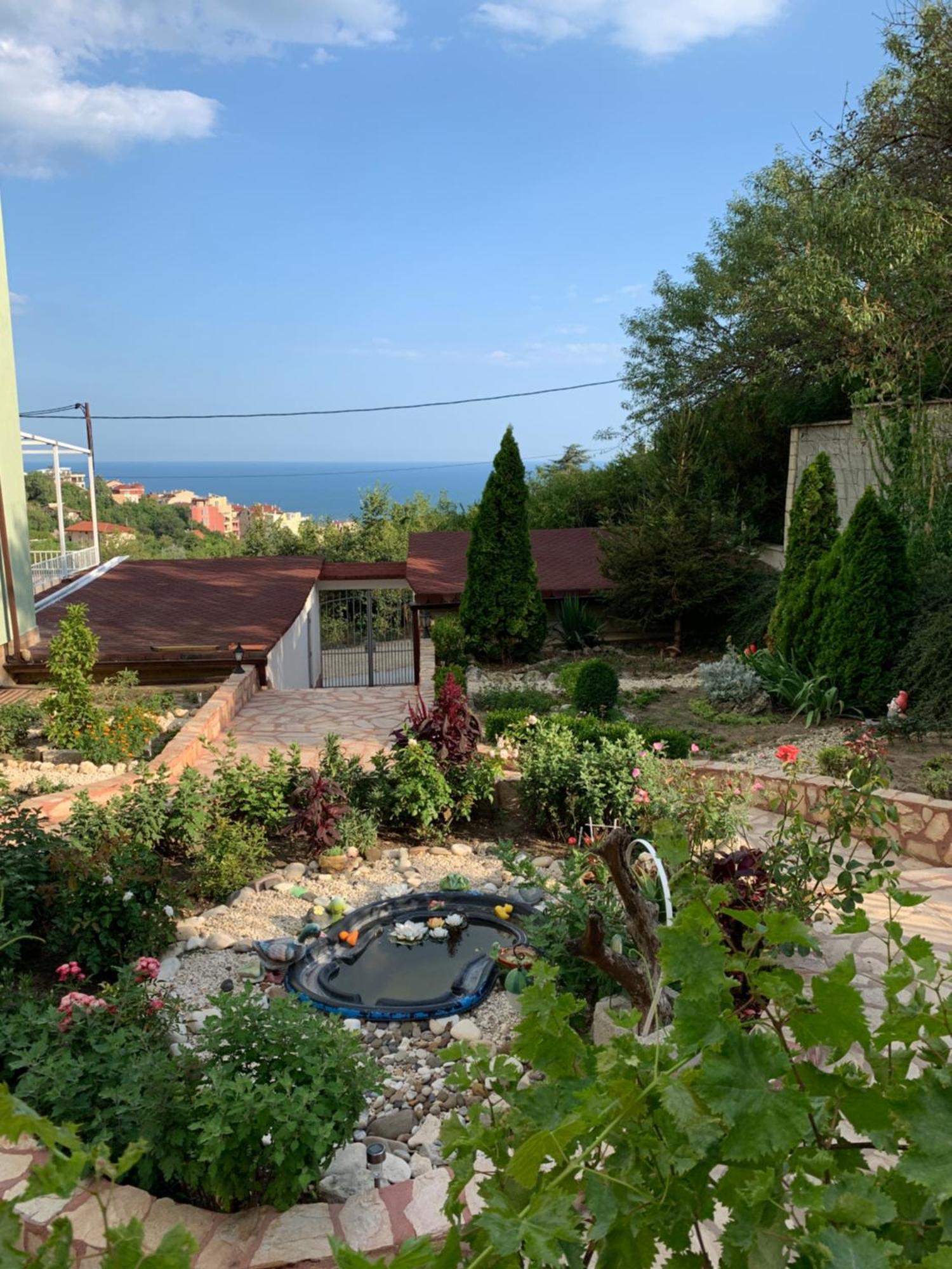 Sunray Guest House, Private Rooms & Apartment With Lovely Sea View Varna Esterno foto