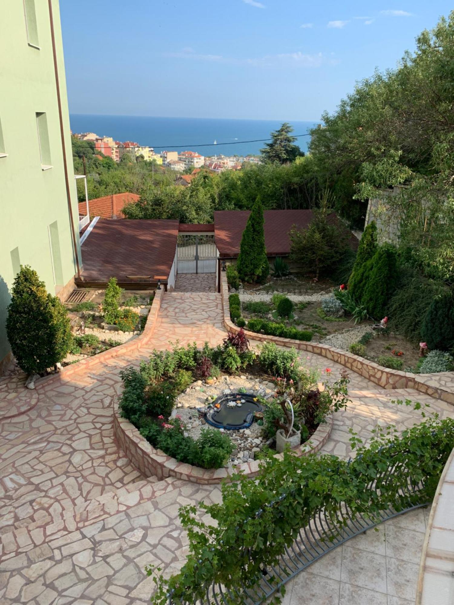 Sunray Guest House, Private Rooms & Apartment With Lovely Sea View Varna Esterno foto