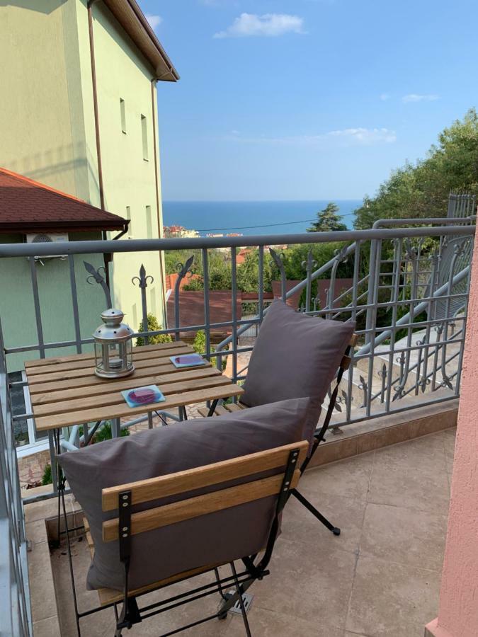 Sunray Guest House, Private Rooms & Apartment With Lovely Sea View Varna Esterno foto