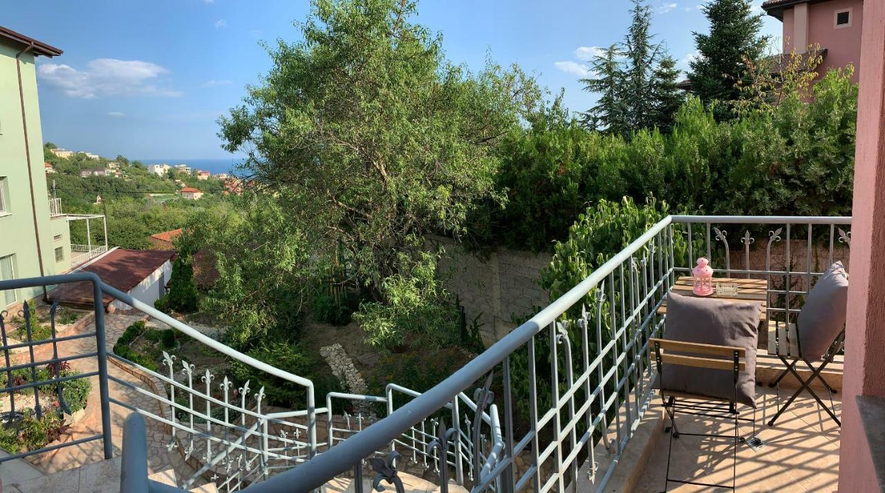 Sunray Guest House, Private Rooms & Apartment With Lovely Sea View Varna Esterno foto