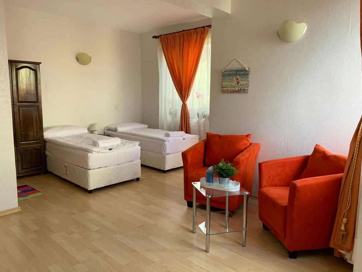 Sunray Guest House, Private Rooms & Apartment With Lovely Sea View Varna Esterno foto