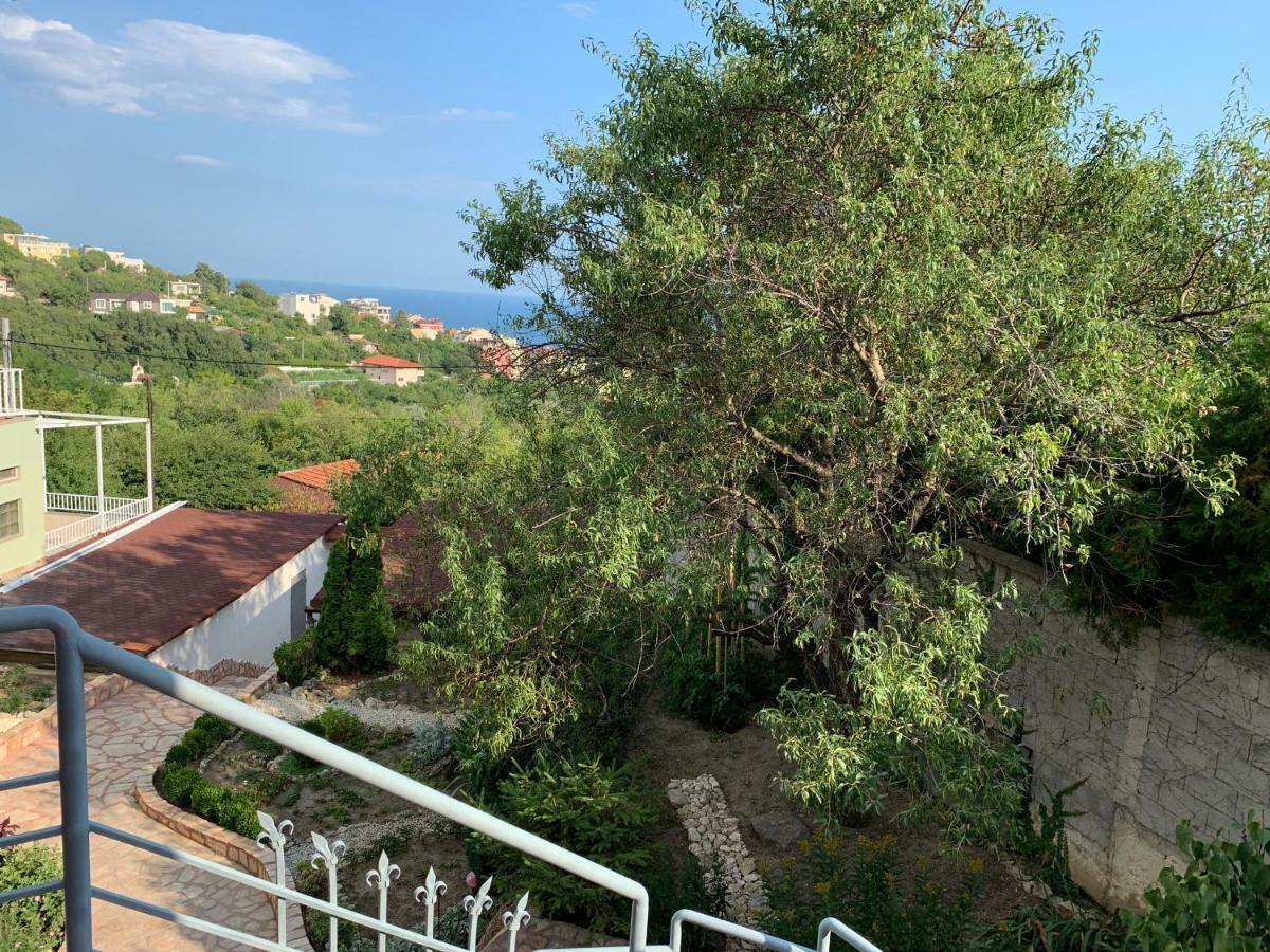Sunray Guest House, Private Rooms & Apartment With Lovely Sea View Varna Esterno foto