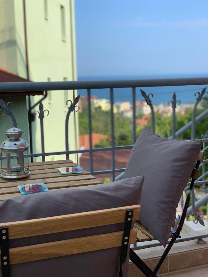 Sunray Guest House, Private Rooms & Apartment With Lovely Sea View Varna Esterno foto
