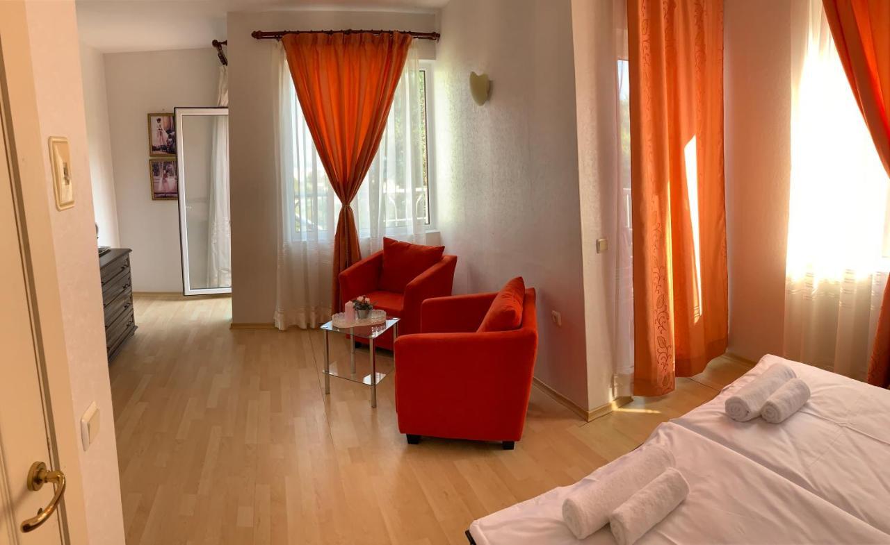Sunray Guest House, Private Rooms & Apartment With Lovely Sea View Varna Esterno foto